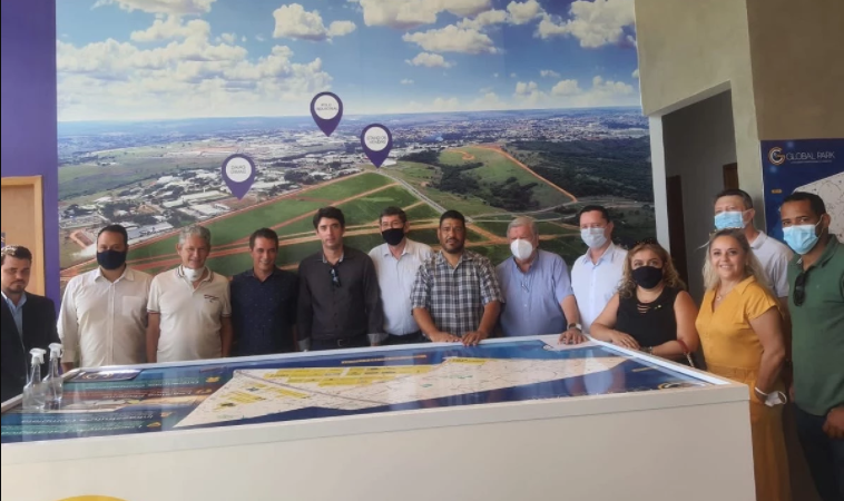 Professora Mara Lina Rodrigues, quarta da direita para a esquerda, com empresários e autoridades públicas de Aparecida de Goiânia e do governo do Estado  (Foto: Acirlag)